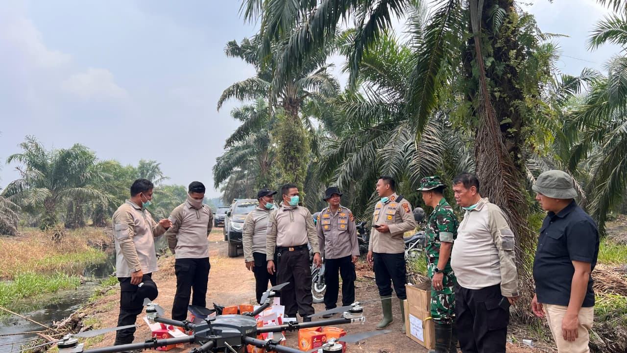 Polda Riau Kerahkan Drone Pemadam Api Tangani Karhutla di Siak